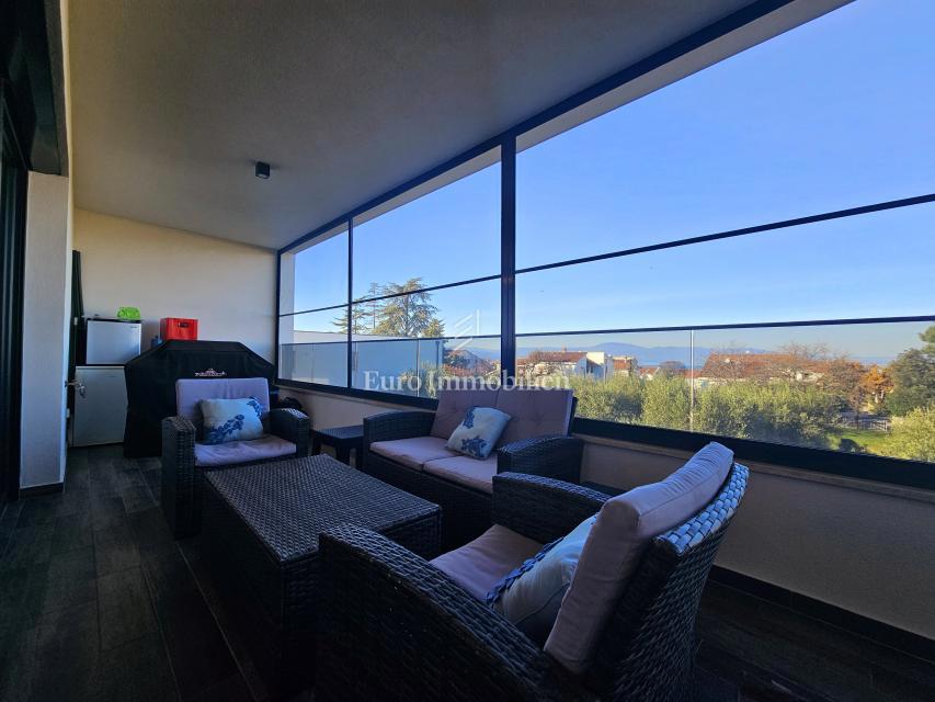 Funkcionalno dvosobno stanovanje z nadkrito teraso