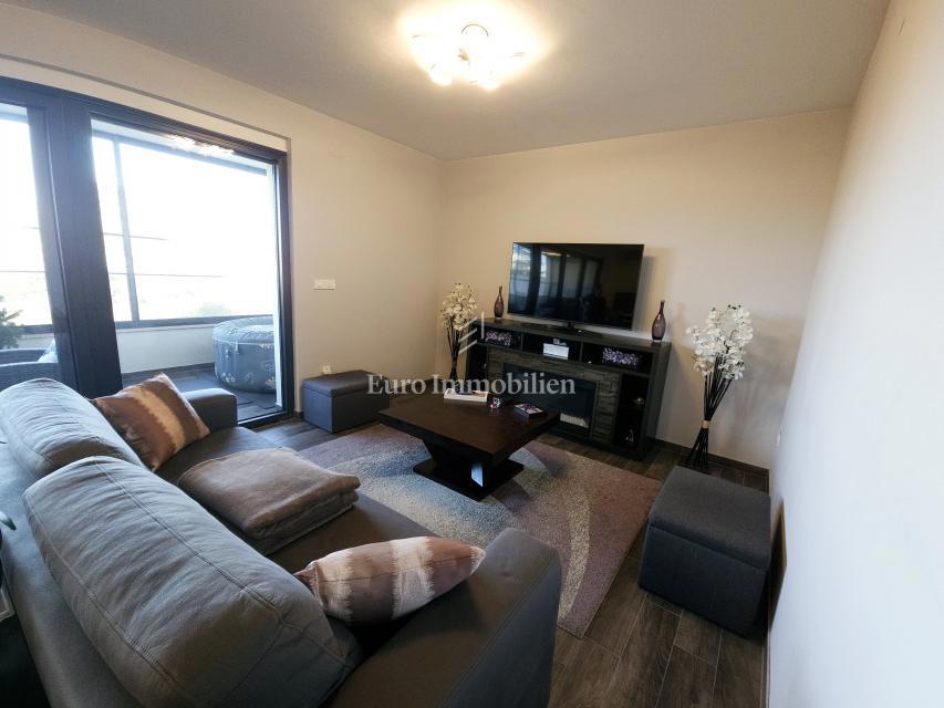 Funkcionalno dvosobno stanovanje z nadkrito teraso