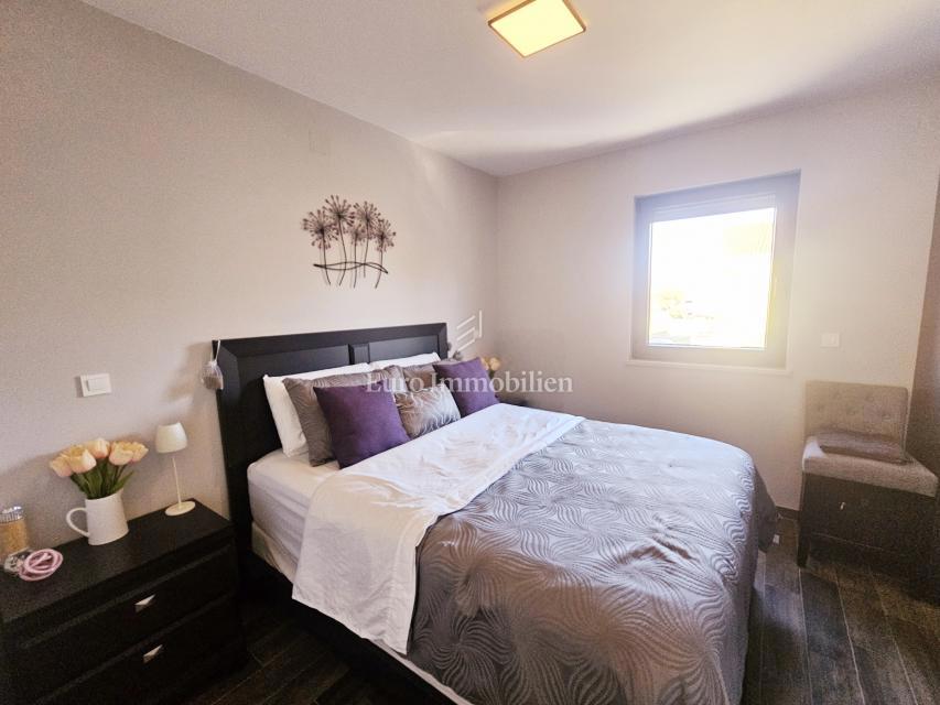 Funkcionalno dvosobno stanovanje z nadkrito teraso