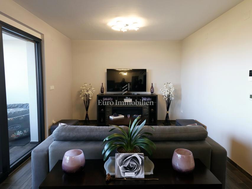 Funkcionalno dvosobno stanovanje z nadkrito teraso