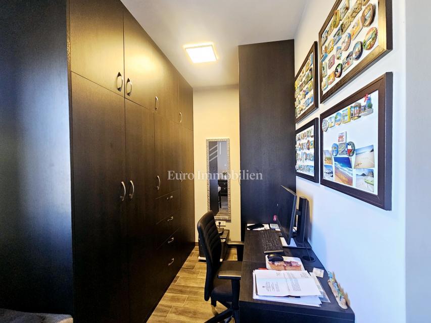 Funkcionalno dvosobno stanovanje z nadkrito teraso