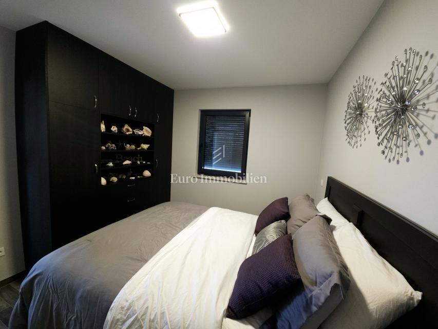 Funkcionalno dvosobno stanovanje z nadkrito teraso