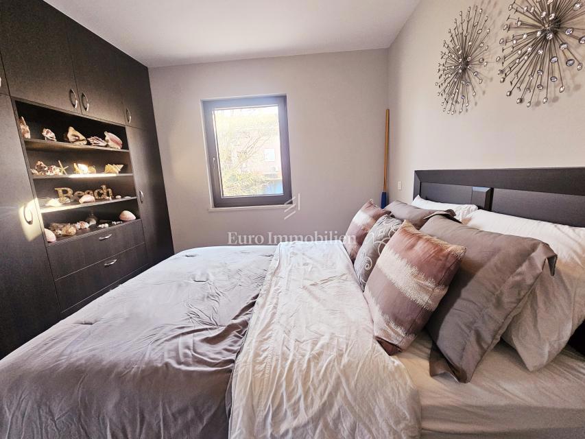 Funkcionalno dvosobno stanovanje z nadkrito teraso