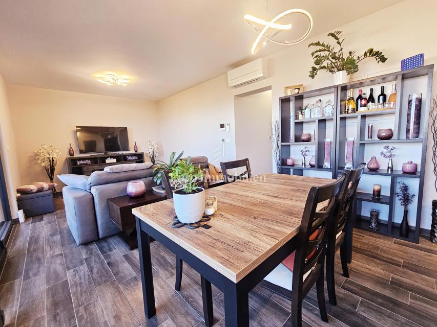 Funkcionalno dvosobno stanovanje z nadkrito teraso