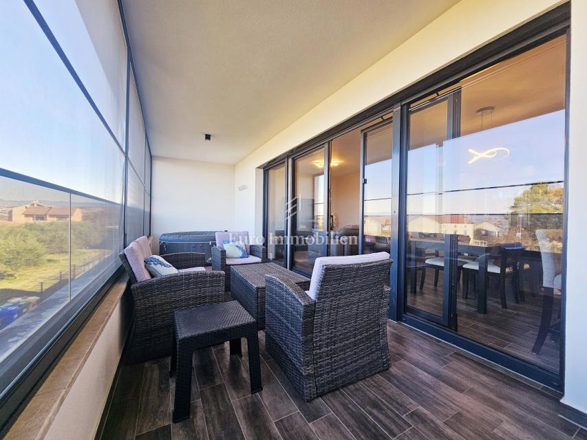 Funkcionalno dvosobno stanovanje z nadkrito teraso