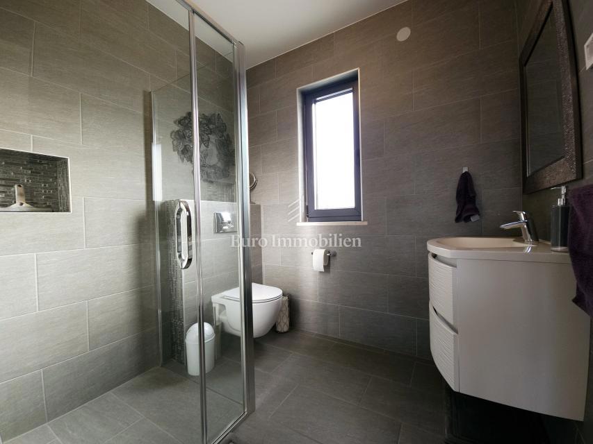 Funkcionalno dvosobno stanovanje z nadkrito teraso