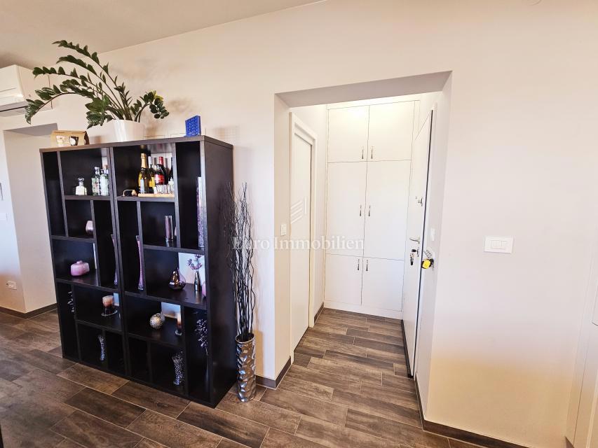 Funkcionalno dvosobno stanovanje z nadkrito teraso