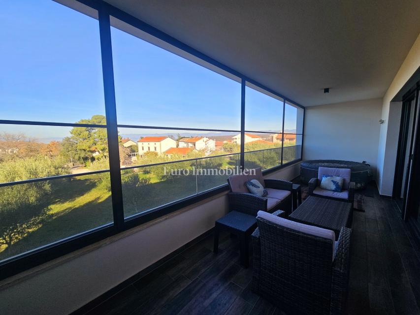 Funkcionalno dvosobno stanovanje z nadkrito teraso