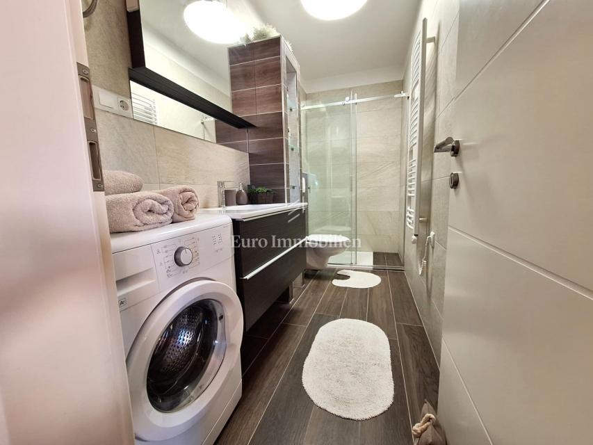 Malinska – dva stanovanja z vrtom in parkiriščem