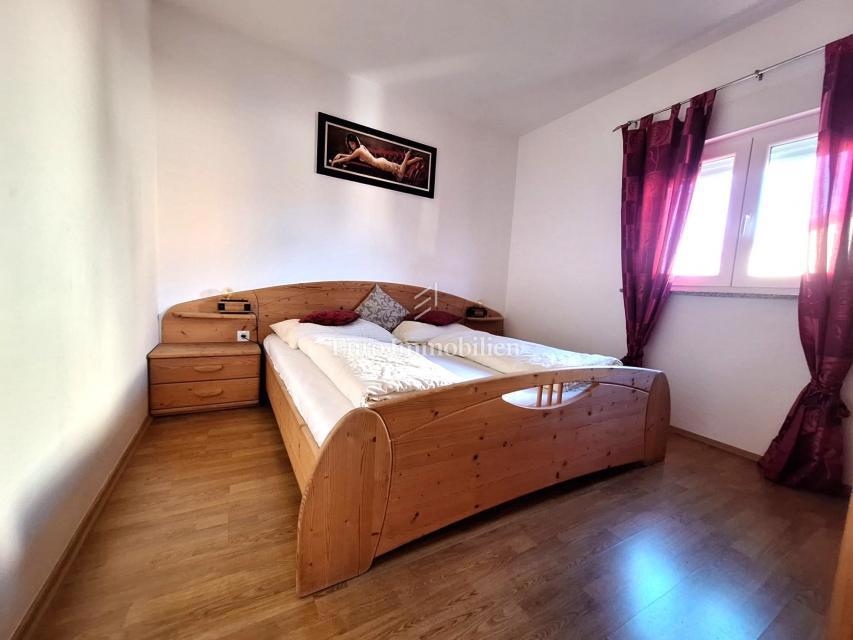 Malinska – dva stanovanja z vrtom in parkiriščem