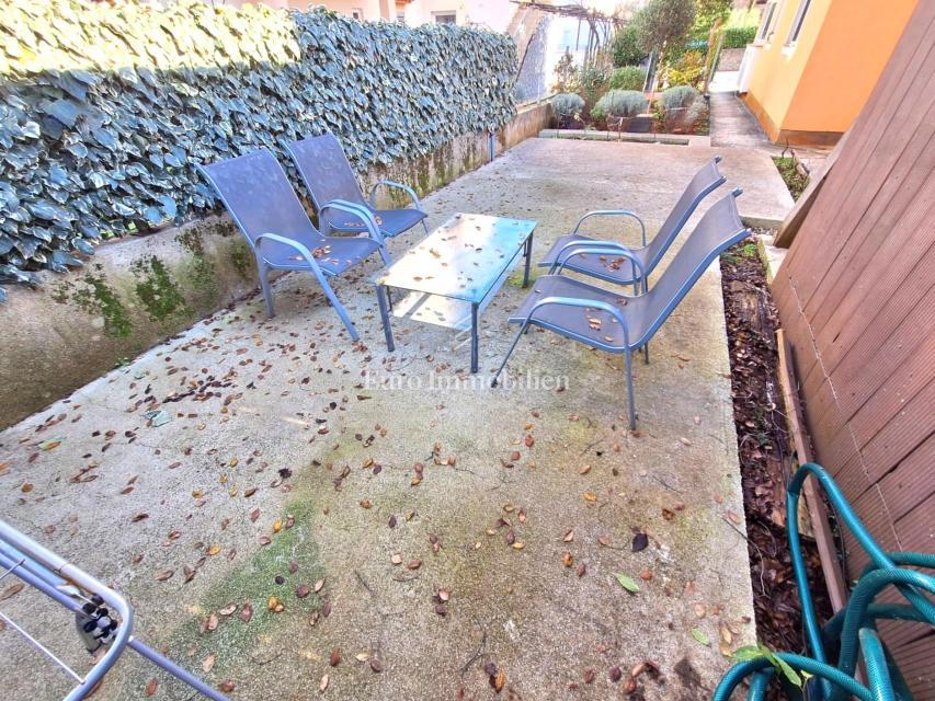 Malinska – dva stanovanja z vrtom in parkiriščem