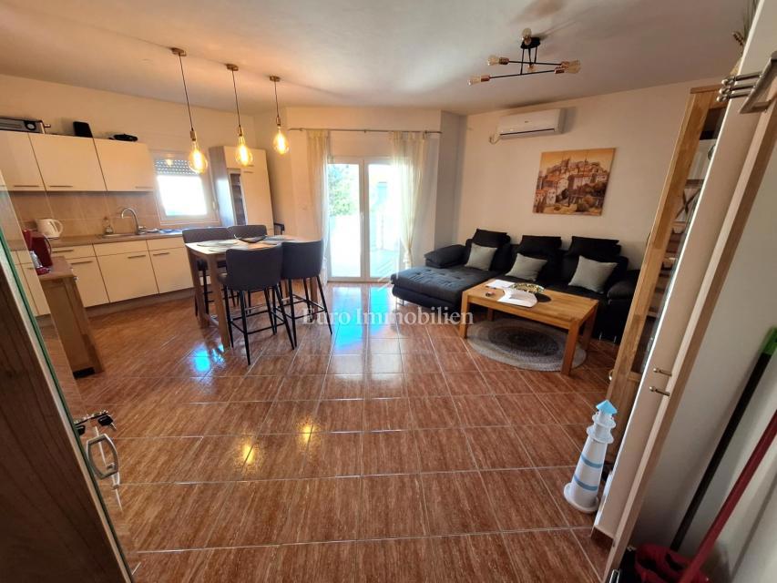 Malinska – dva stanovanja z vrtom in parkiriščem