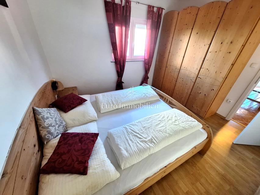 Malinska – dva stanovanja z vrtom in parkiriščem