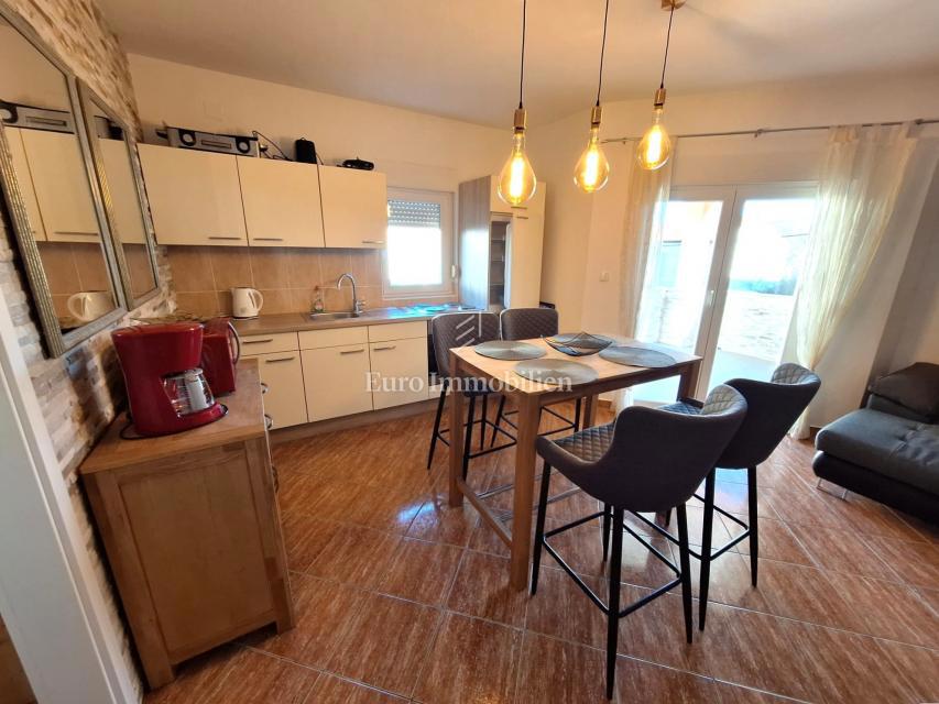 Malinska – dva stanovanja z vrtom in parkiriščem