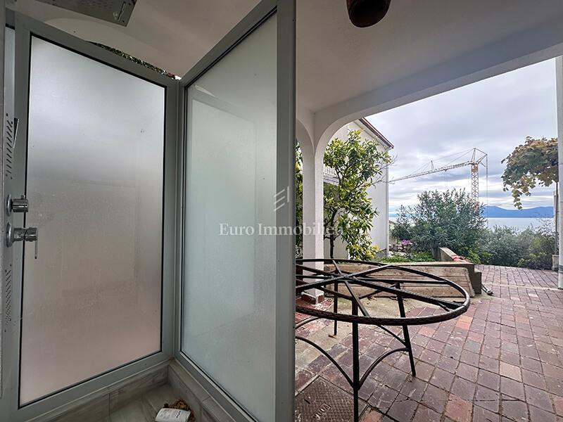 Hiša s čudovitim pogledom na morje blizu plaže