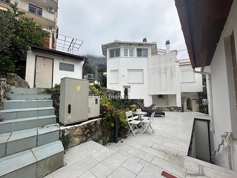 Hiša s čudovitim pogledom na morje blizu plaže