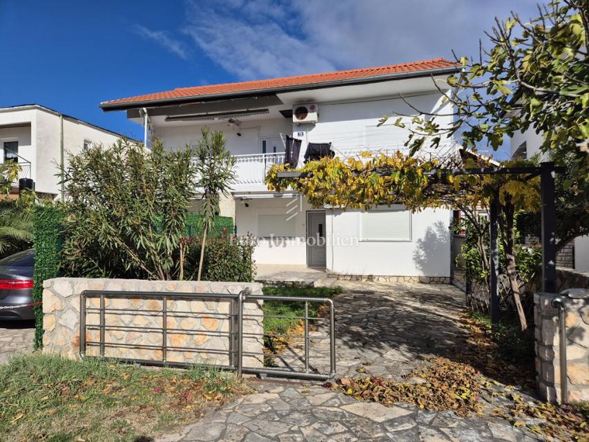 Apartma v bližini plaže, Pirovac