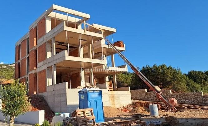 Stanovanje v novogradnji z vrtom, blizu morja