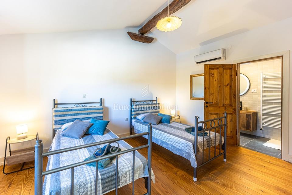 Kamnita vila z bazenom, obdana z naravo in vinogradi