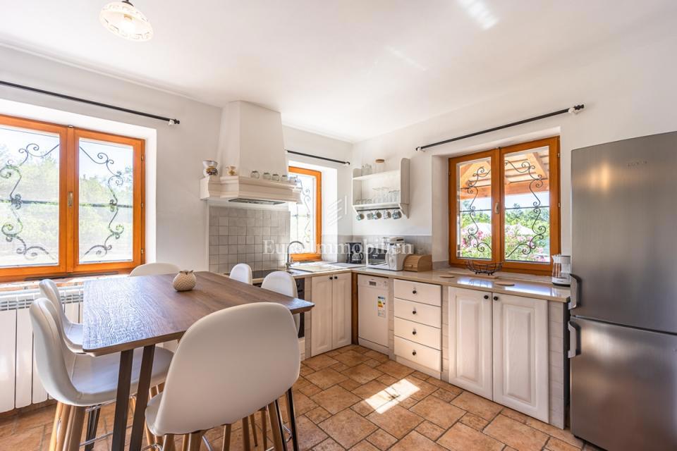 Kamnita vila z bazenom, obdana z naravo in vinogradi