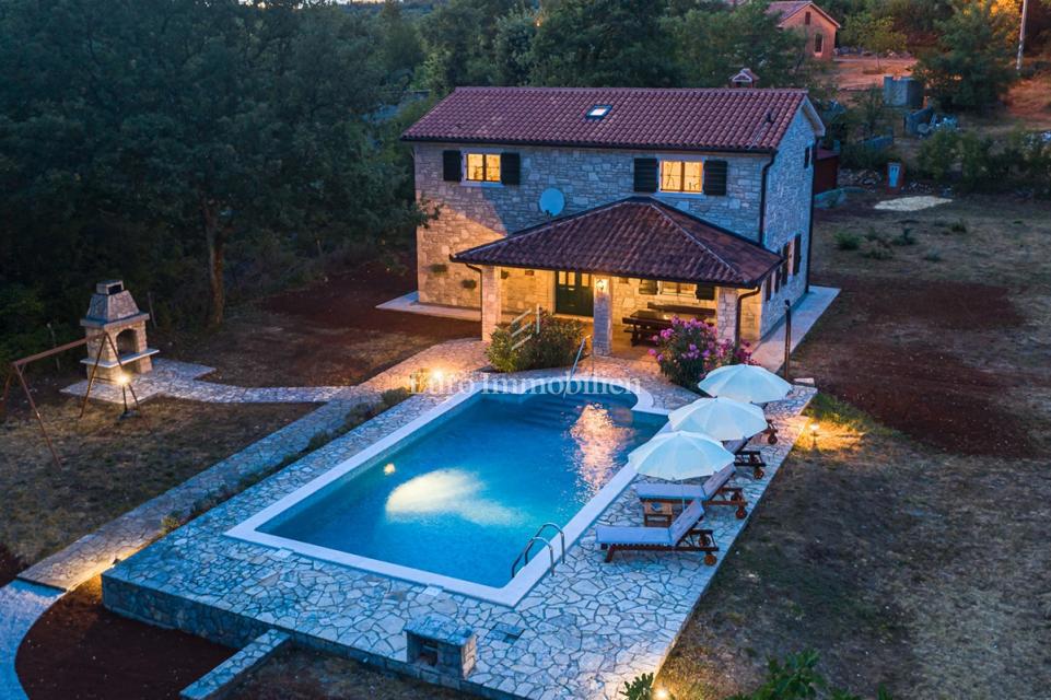 Kamnita vila z bazenom, obdana z naravo in vinogradi