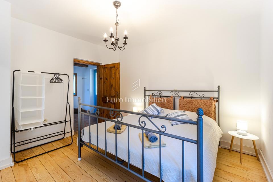 Kamnita vila z bazenom, obdana z naravo in vinogradi