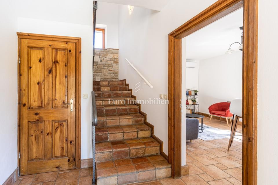 Kamnita vila z bazenom, obdana z naravo in vinogradi