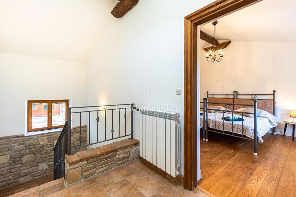 Kamnita vila z bazenom, obdana z naravo in vinogradi