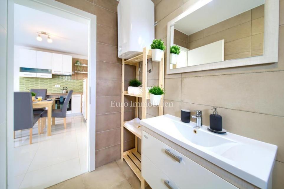 Dva moderna apartmaja na odlični lokaciji blizu morja