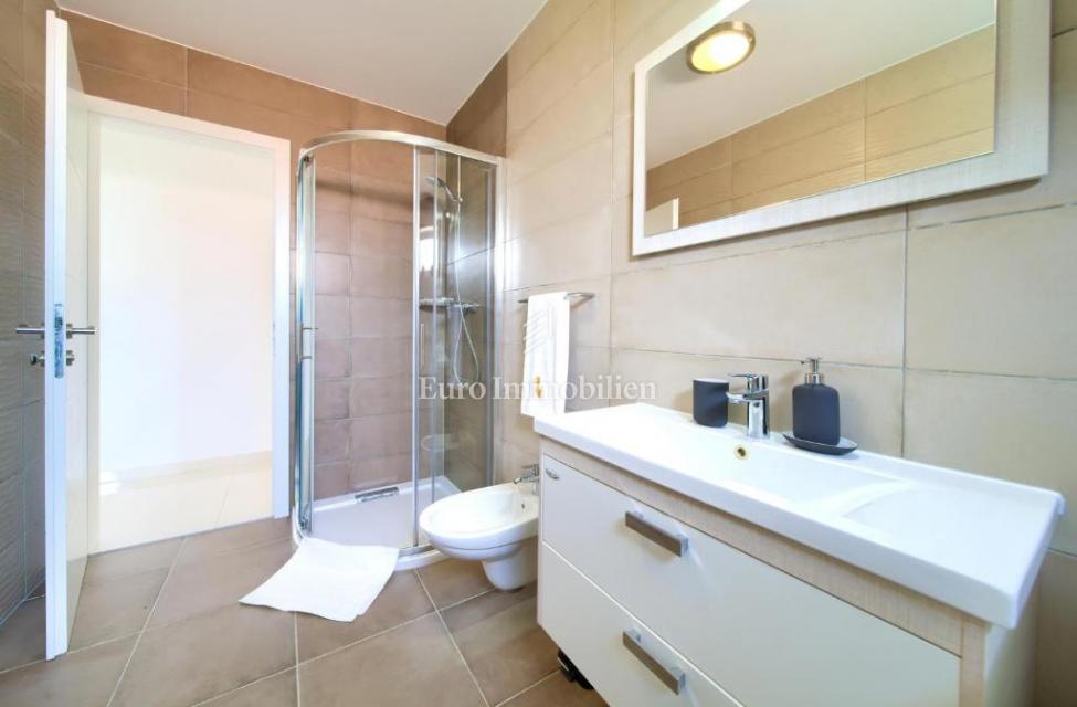 Dva moderna apartmaja na odlični lokaciji blizu morja