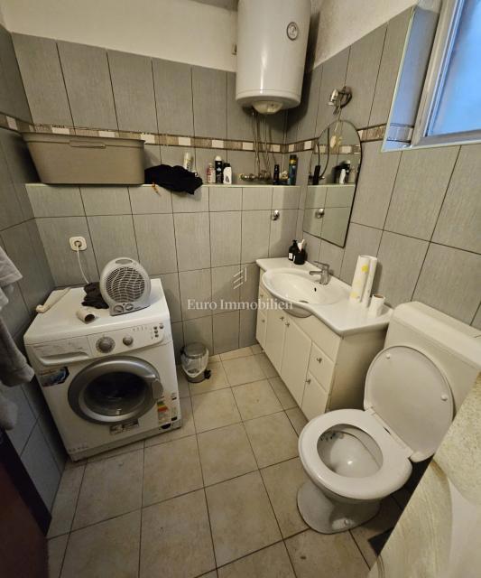 Naprodaj: stanovanje, poslovni prostor, zemljišče