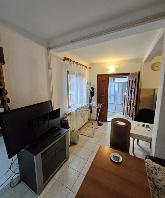 Naprodaj: stanovanje, poslovni prostor, zemljišče