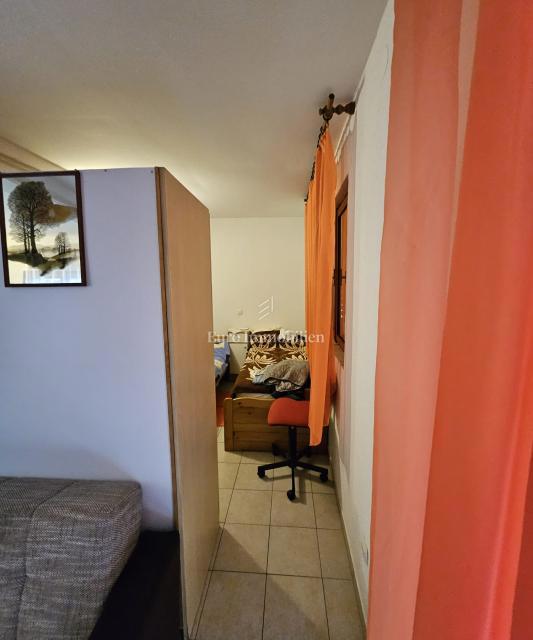 Naprodaj: stanovanje, poslovni prostor, zemljišče