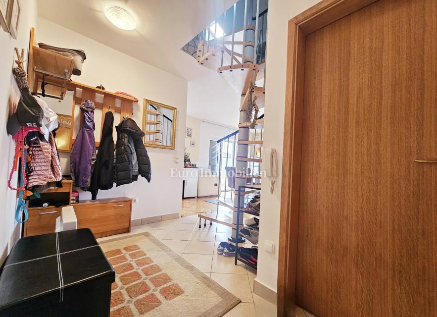 Malinska – stanovanje s pogledom na morje na mirni lokaciji