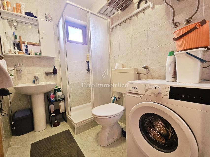 Malinska – stanovanje s pogledom na morje na mirni lokaciji