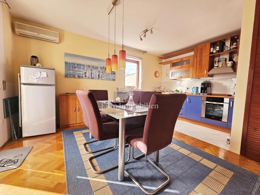 Malinska – stanovanje s pogledom na morje na mirni lokaciji