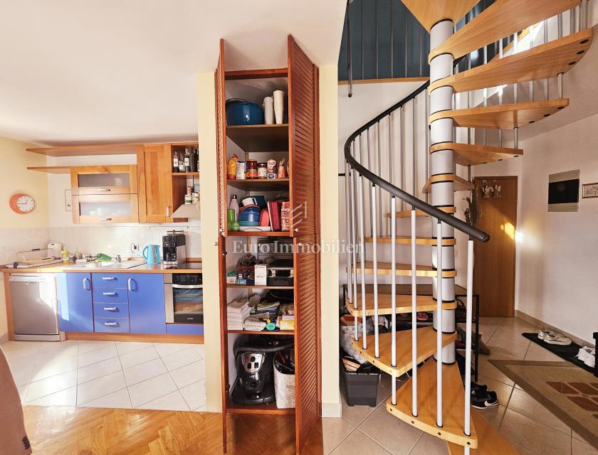 Malinska – stanovanje s pogledom na morje na mirni lokaciji