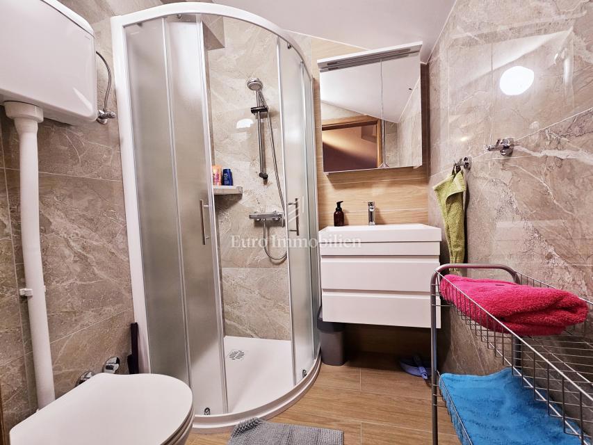 Malinska – stanovanje s pogledom na morje na mirni lokaciji