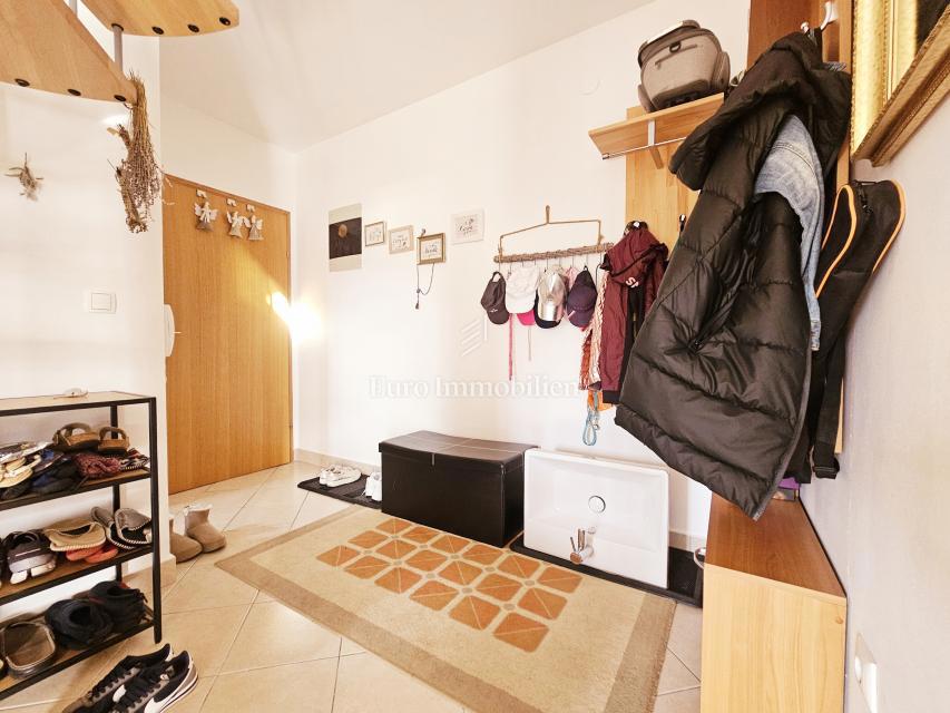 Malinska – stanovanje s pogledom na morje na mirni lokaciji