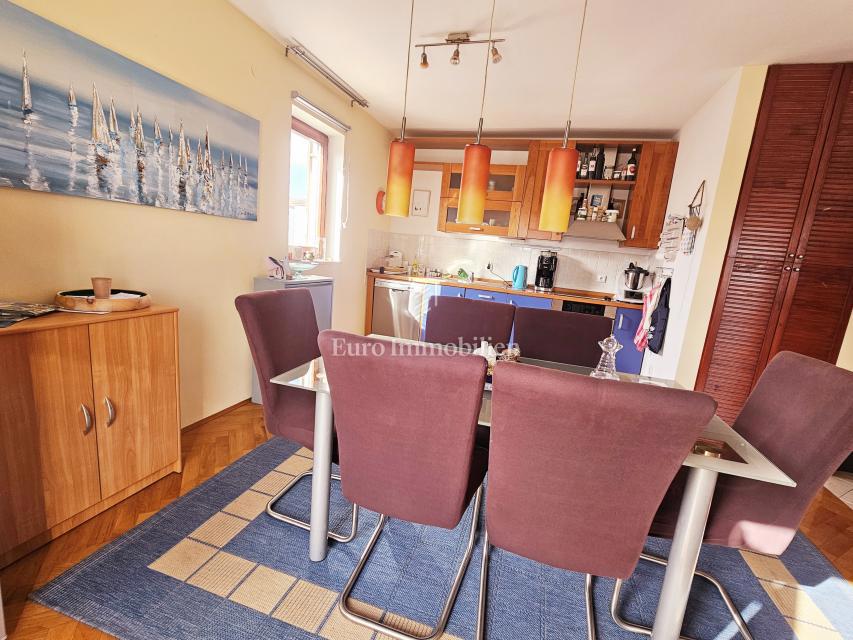 Malinska – stanovanje s pogledom na morje na mirni lokaciji