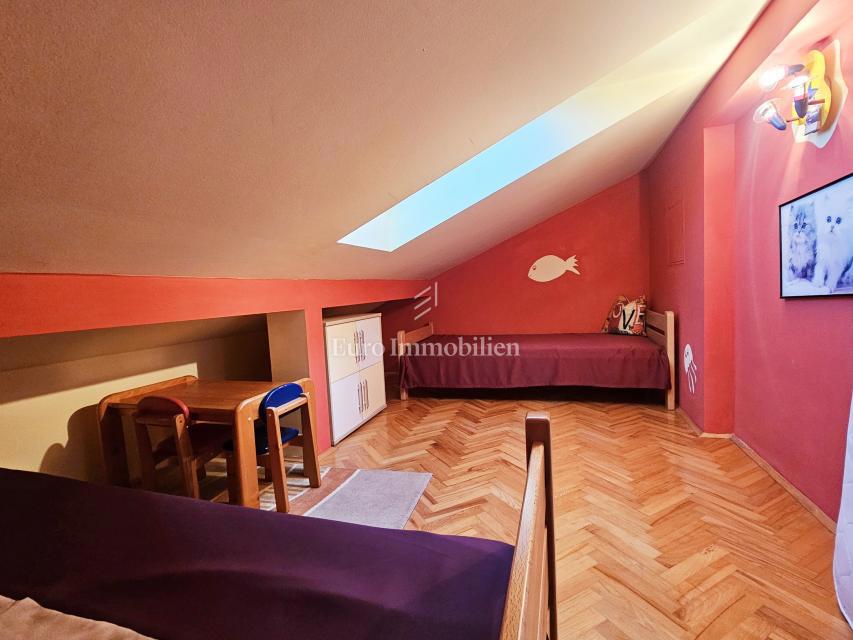 Malinska – stanovanje s pogledom na morje na mirni lokaciji