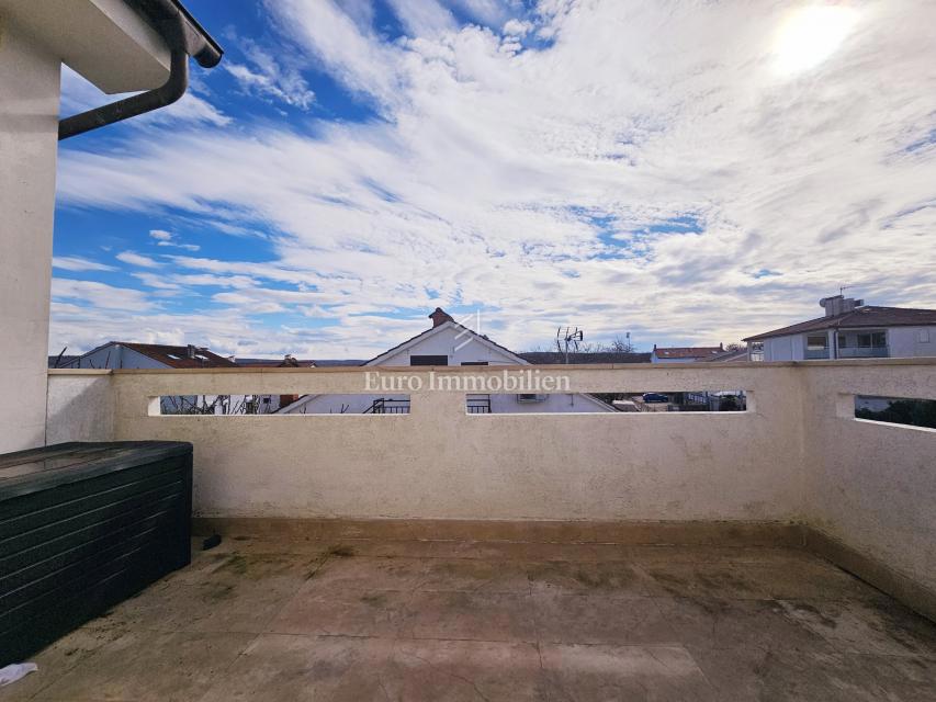 Malinska – stanovanje s pogledom na morje na mirni lokaciji