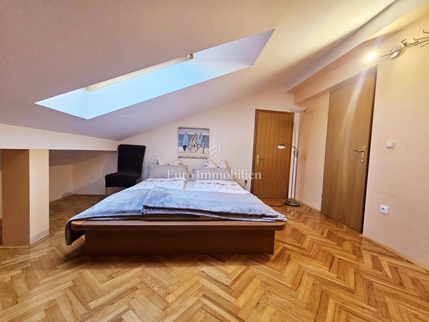 Malinska – stanovanje s pogledom na morje na mirni lokaciji