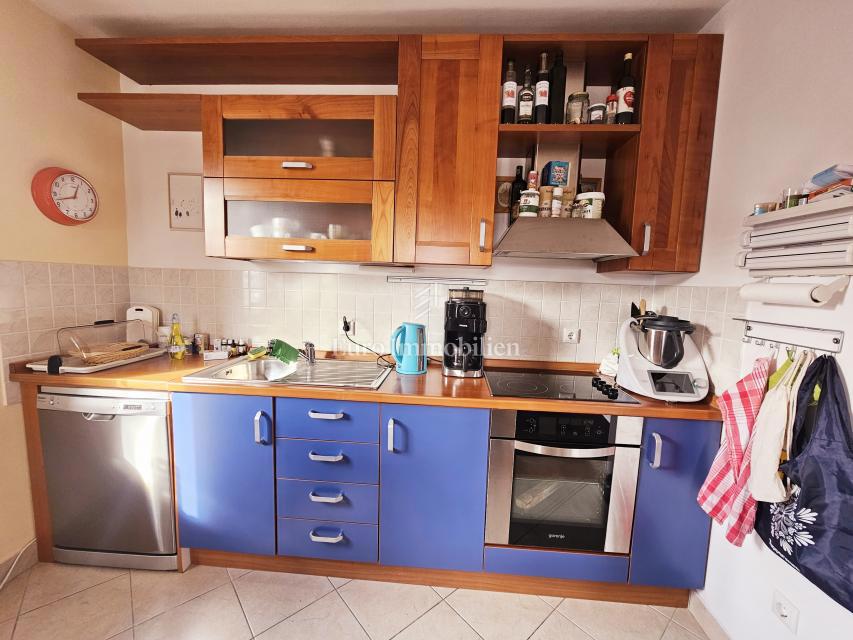 Malinska – stanovanje s pogledom na morje na mirni lokaciji