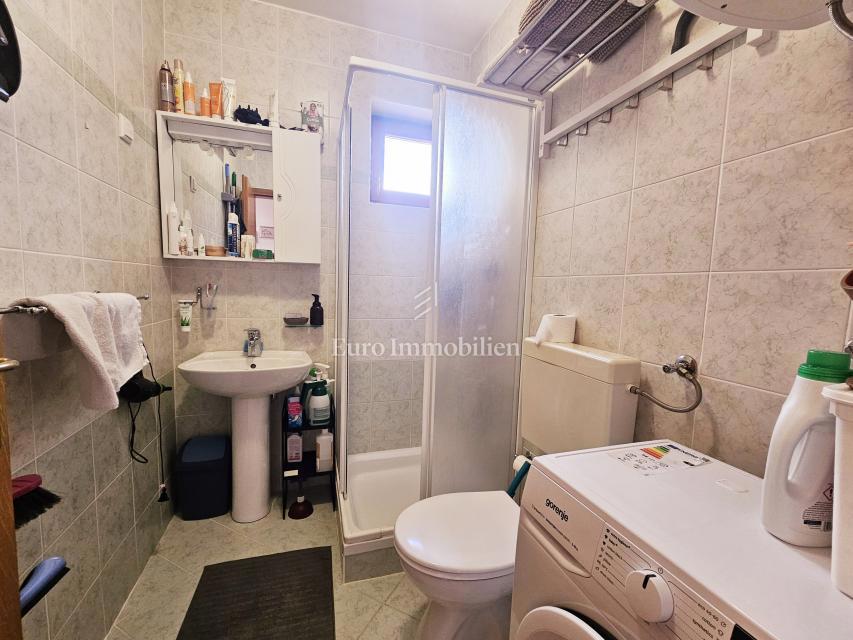 Malinska – stanovanje s pogledom na morje na mirni lokaciji