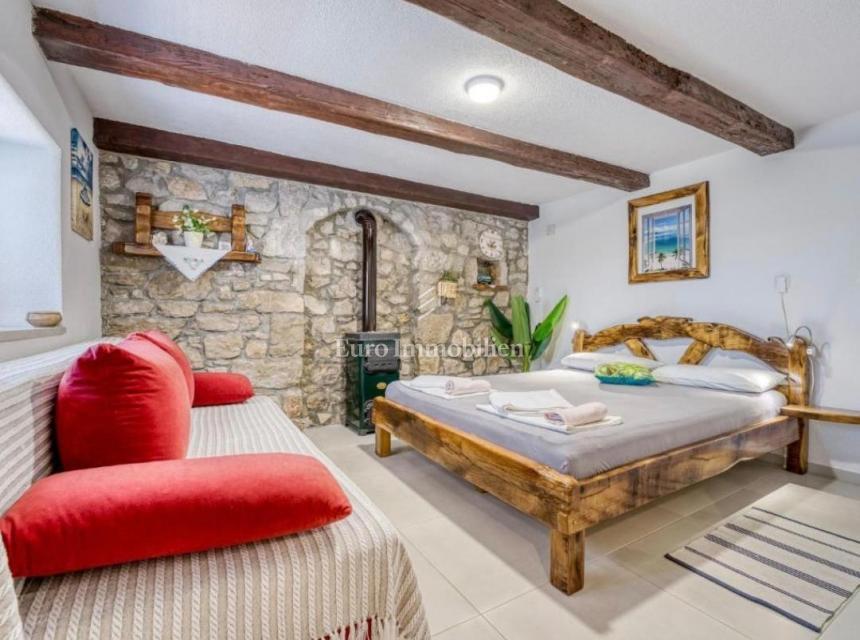 Avtentična kamnita hiša v Crikvenici – mirna mikrolokacija