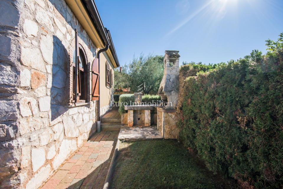 Enonadstropna hiša z vrtom in panoramskim pogledom na morje - Poreč