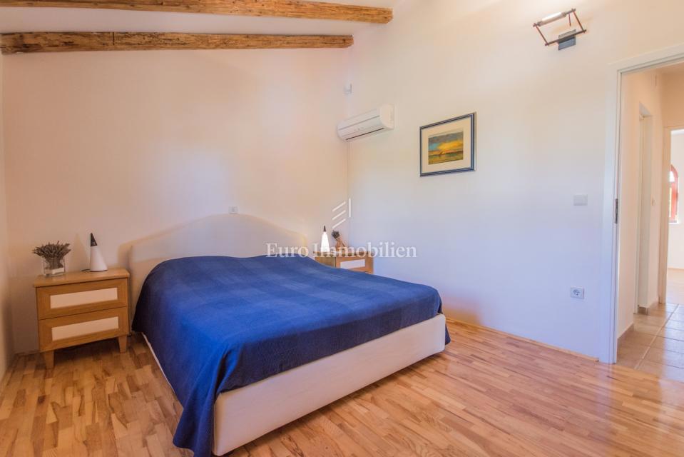 Enonadstropna hiša z vrtom in panoramskim pogledom na morje - Poreč