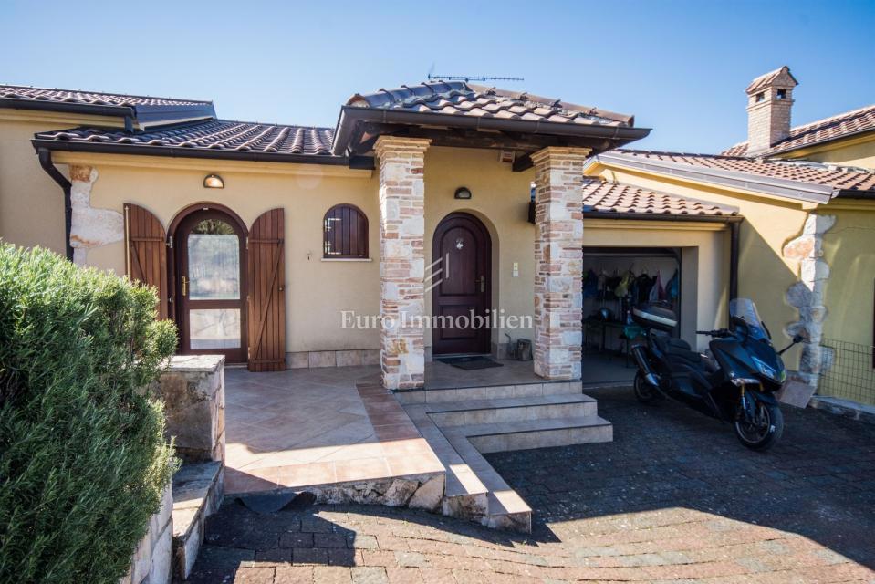 Enonadstropna hiša z vrtom in panoramskim pogledom na morje - Poreč