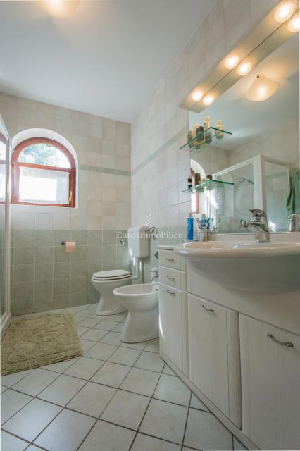 Enonadstropna hiša z vrtom in panoramskim pogledom na morje - Poreč